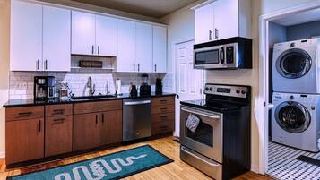 Geladeira, micro-ondas, fogão, cooktop