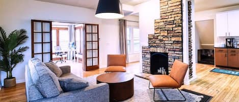 TV, caminetto, studio