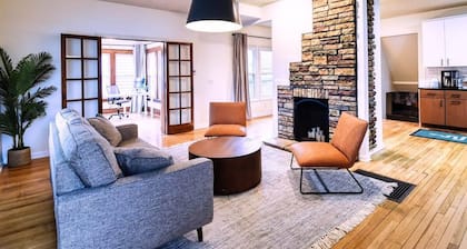 Hot Tub | Arcade | Fenced Yard | Sleeps 10 | Pets