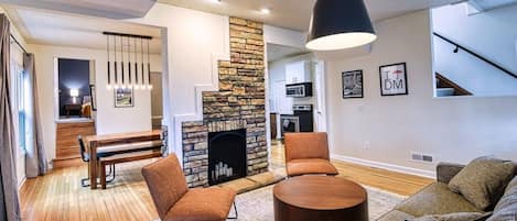 Televisión, chimenea y oficina