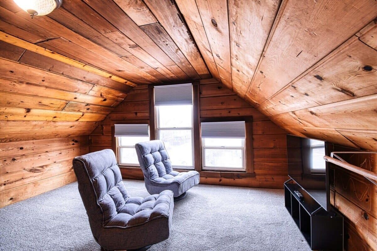 The Gathering House  Hot Tub | Arcade Attic | Fenced Yard | Sleeps 10 - Ankeny, IA