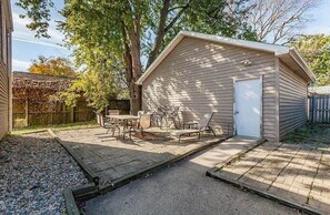 Outdoor dining - Hot Tub | Arcade | Fenced Yard | Sleeps 10 | Pets (Des Moines)