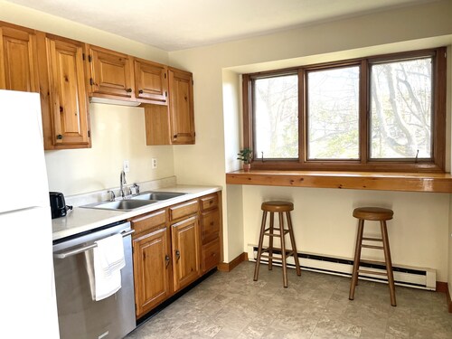 Sunny Tree Top 2BR Next to Bowdoin Downtown Brunswick