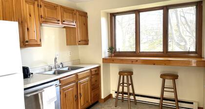 Sunny Tree Top 2BR Next to Bowdoin Downtown Brunswick