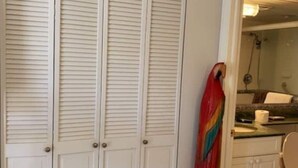 Een badkamer met een wit toilet, een wastafel met spiegel en een douche.