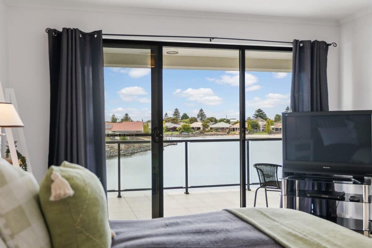 4 bedrooms, desk, iron/ironing board, WiFi