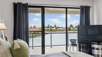 4 bedrooms, desk, iron/ironing board, WiFi