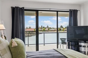 4 bedrooms, desk, iron/ironing board, WiFi - Lakehouse28 Waterfront Resort Living Encounter Bay (Encounter Bay)