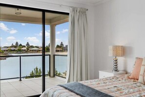 4 bedrooms, desk, iron/ironing board, WiFi