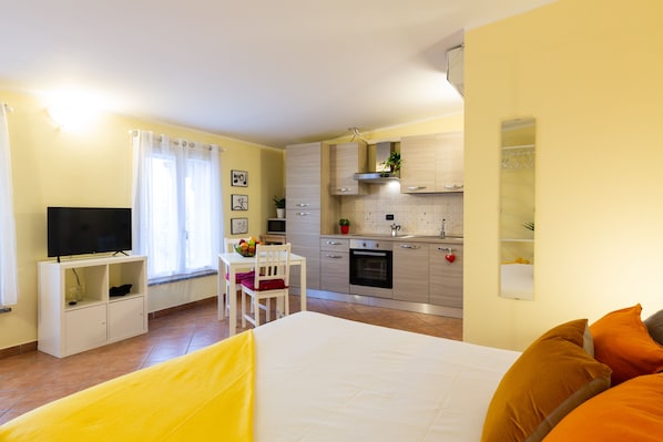 Panoraamastudio | Kannettavalle tietokoneelle sopiva työtila, silitysrauta/-lauta