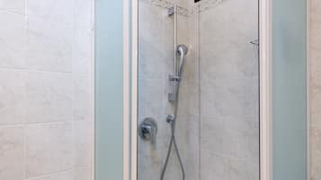 Monolocale panoramico | Bagno | Doccia, soffione a pioggia, asciugacapelli, bidet