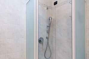 Panoramic-Studio | Badezimmer | Dusche, Regendusche, Haartrockner, Bidet