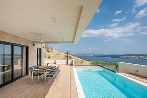 A heated pool - Villa Astera -heated pool, 4 bedrooms, and sea views (Seget Vranjica)