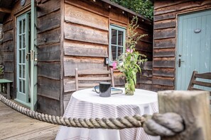 Outdoor dining - Pebble Lodge, Toad Hall, Wangford (Beccles)