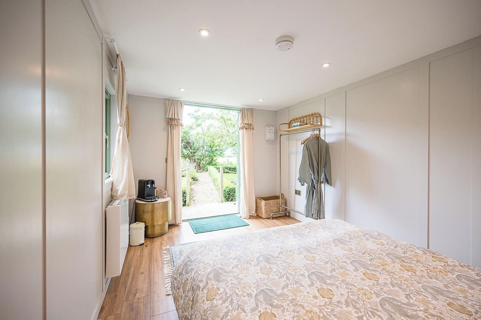 1 bedroom, bed sheets