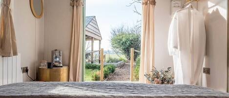 1 bedroom, bed sheets