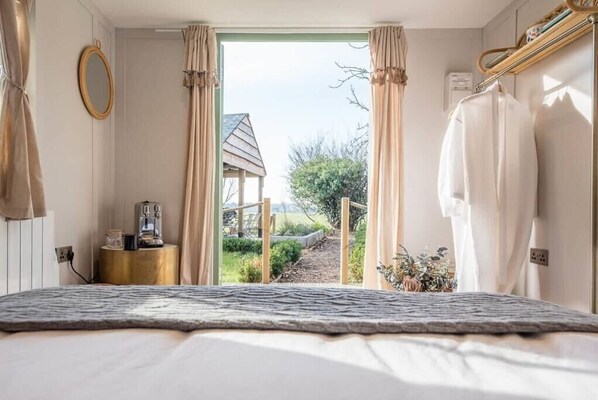 1 bedroom, bed sheets