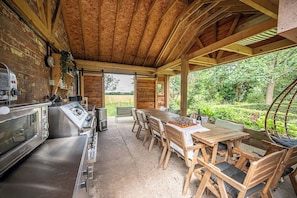 Outdoor dining - Pebble Lodge, Toad Hall, Wangford (Beccles)