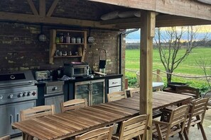Outdoor dining - Pebble Lodge, Toad Hall, Wangford (Beccles)