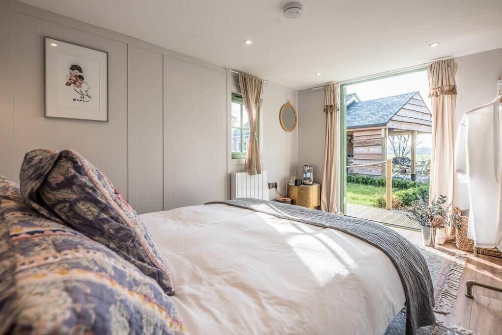 1 bedroom, bed sheets