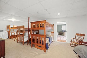 7 bedrooms, desk, iron/ironing board, free WiFi - Forest Retreat - Sleeps 30 - 2 minutes from boat launch (Dowling)