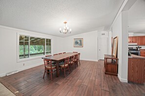 Dining - Forest Retreat - Sleeps 30 - 2 minutes from boat launch (Dowling)