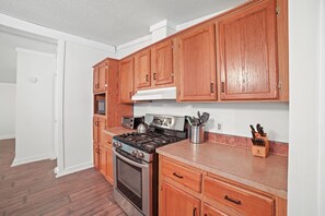 雪櫃、微波爐、焗爐、爐具