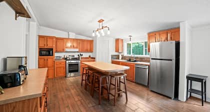 Forest Retreat - Sleeps 30 - 2 minutes from boat launch