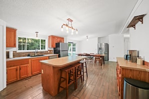 Fridge, microwave, oven, stovetop - Forest Retreat - Sleeps 30 - 2 minutes from boat launch (Dowling)