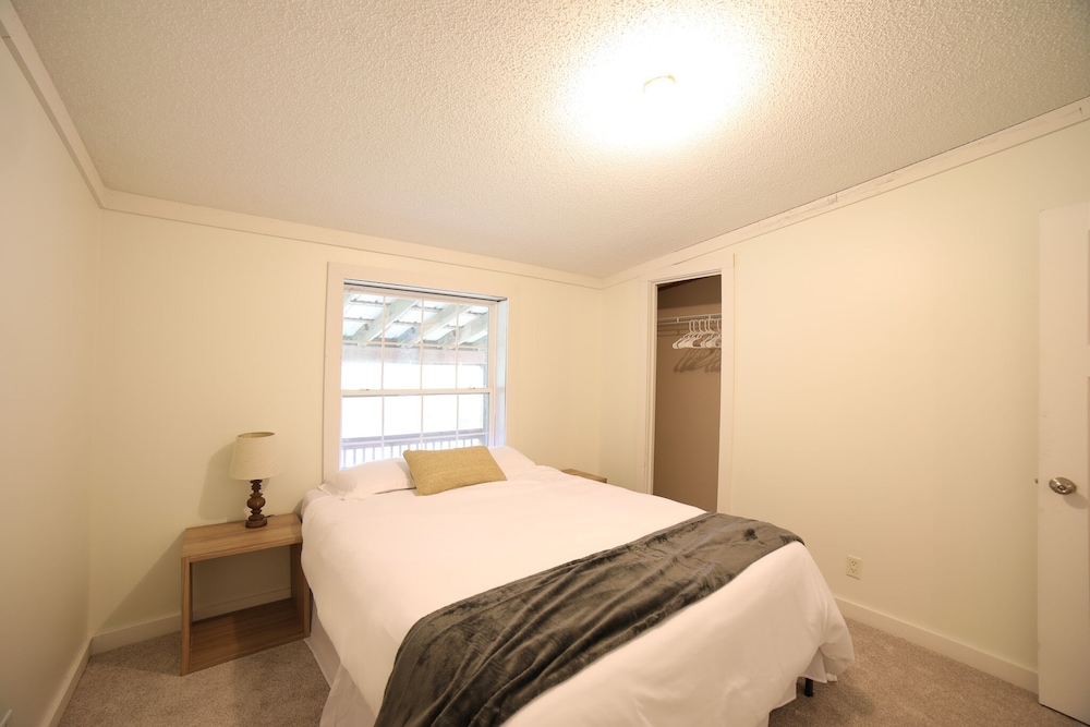 Large forest retreat, 2 minutes from public boat launch Dowling Vrbo