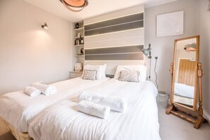 4 bedrooms, iron/ironing board, WiFi, bed sheets