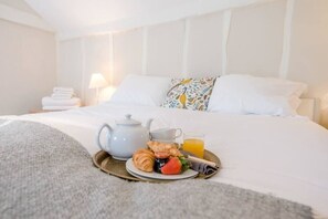 6 bedrooms, iron/ironing board, travel cot, WiFi