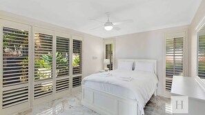 4 bedrooms, iron/ironing board, free WiFi, bed sheets - Sunset Lakehouse - Waterfront with Jetty (Toukley)