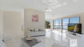 Smart TV, DVD player - Sunset Lakehouse - Waterfront with Jetty (Toukley)