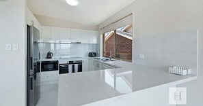 Fridge, microwave, oven, stovetop - Sunset Lakehouse - Waterfront with Jetty (Toukley)