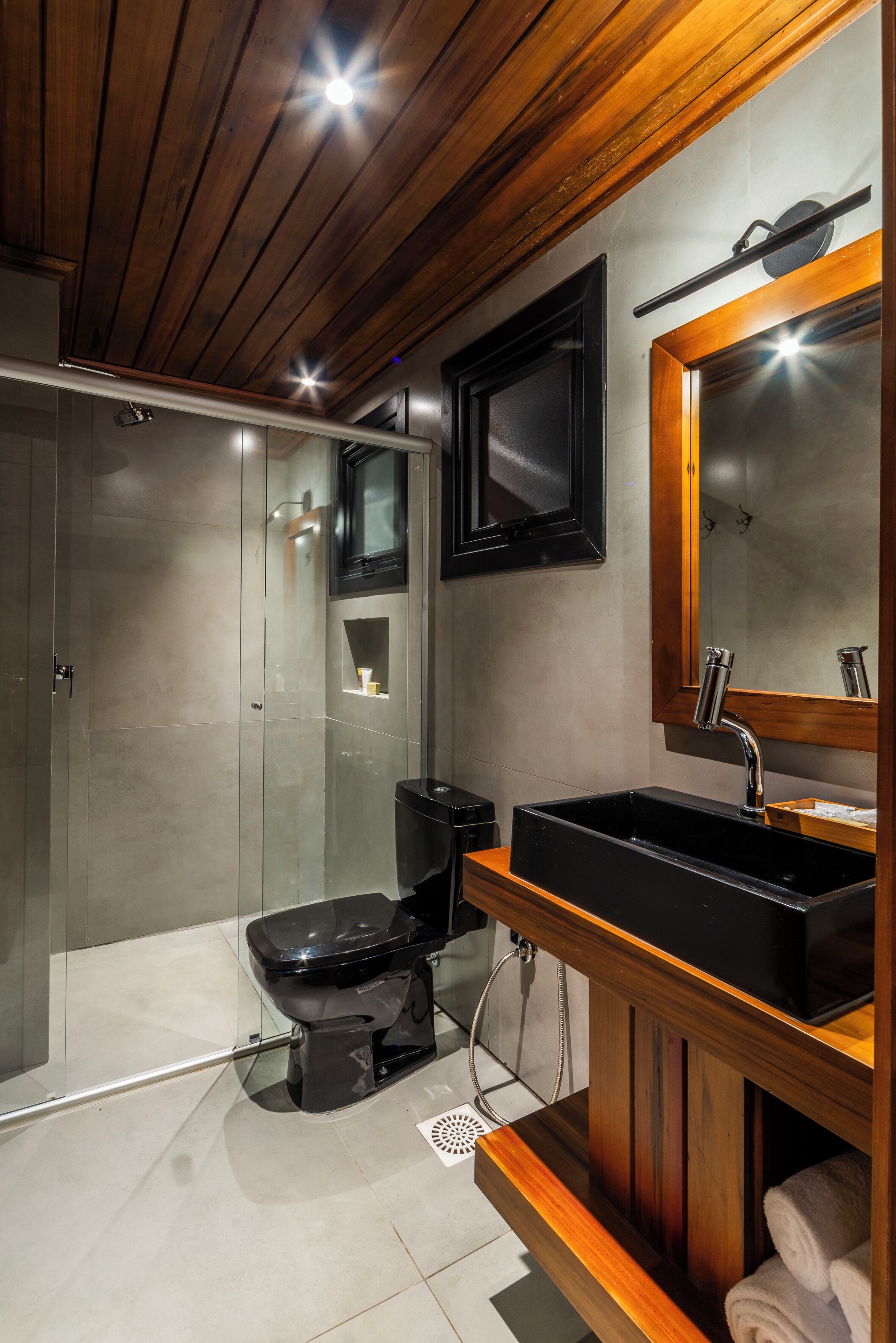 Suite Pipa | Bathroom | Free toiletries, hair dryer, bathrobes, towels