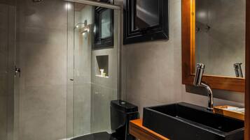 Suite Pipa | Bathroom | Free toiletries, hair dryer, bathrobes, towels