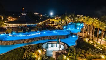 Kolam renang indoor dan kolam renang outdoor, dengan payung kolam renang