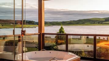 Bangalo Luxo | Premium bedding, minibar, in-room safe, blackout curtains