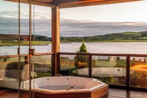 أغطية فراش متميزة وميني بار وخزنة داخل الغرفة وستائر تعتيم