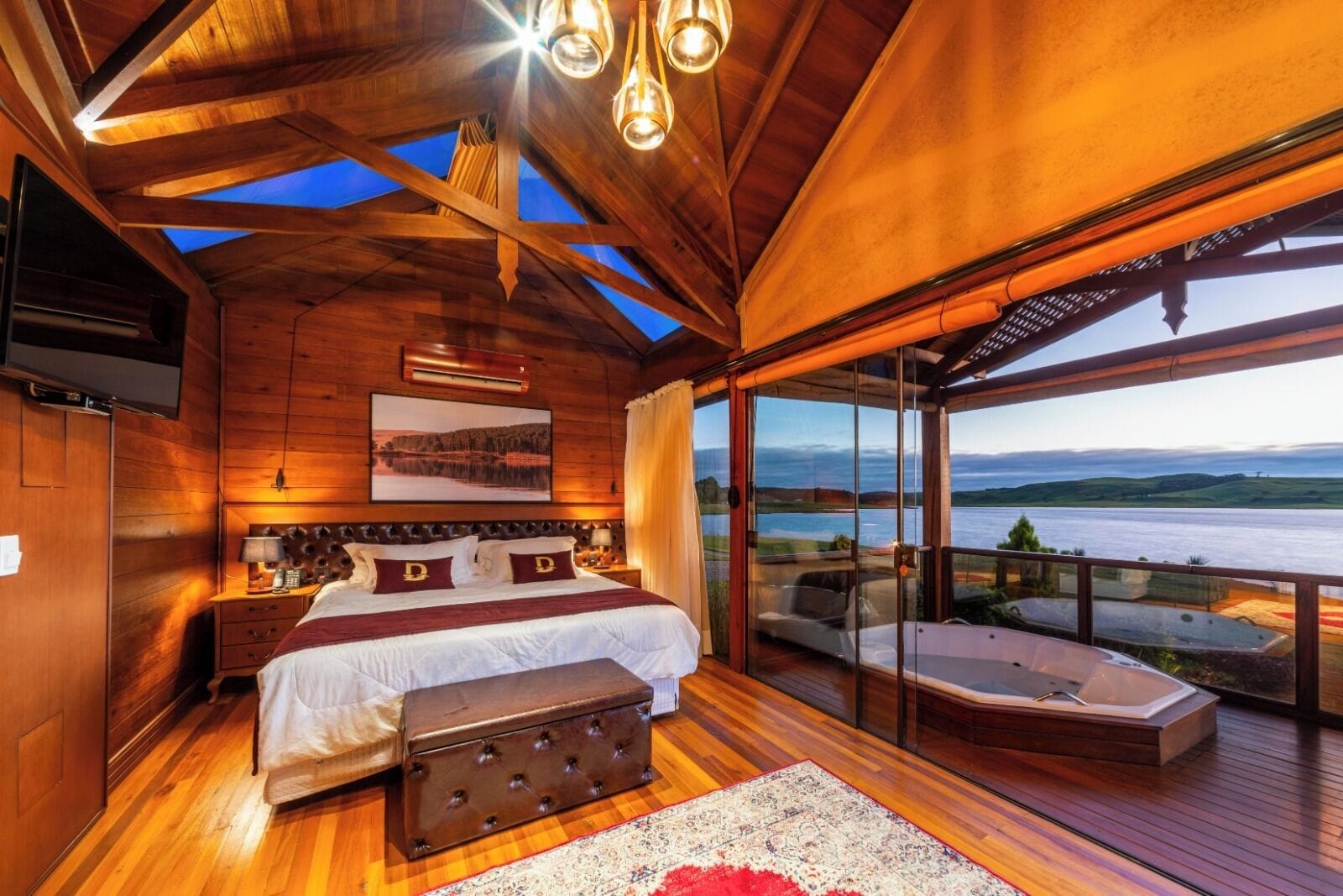 أغطية فراش متميزة وميني بار وخزنة داخل الغرفة وستائر تعتيم