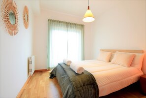 2 makuuhuonetta, tallelokero huoneessa, silitysrauta/-lauta