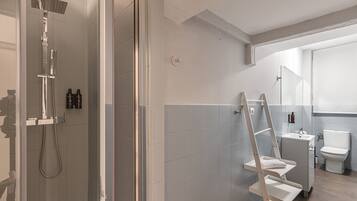 Een douche, een haardroger, handdoeken