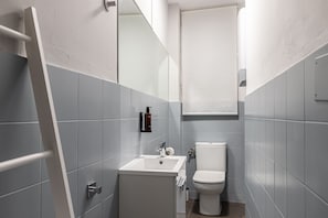 Shower, hair dryer, towels - Waou Essence I Los Austrias - Corta Duración (Madrid)
