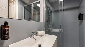 Een douche, een haardroger, handdoeken