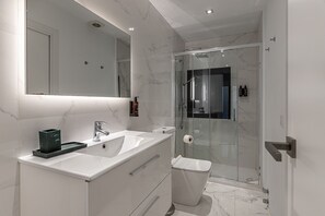 Shower, hair dryer, towels - Waou Essence I Antón Martín (Madrid)