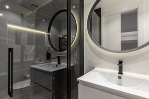 Douche, sèche-cheveux, serviettes fournies