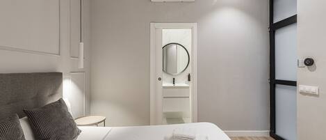 Fer et planche à repasser, Wi-Fi gratuit, draps fournis