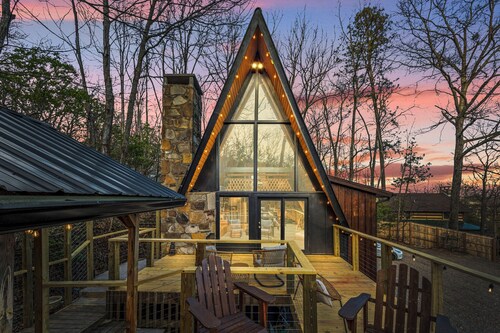 OHANA A-frame w/ Mountain View /Prime Location / Hot Tub / Mini-Golf