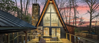 OHANA A-frame w/ Mountain View /Prime Location / Hot Tub / Mini-Golf